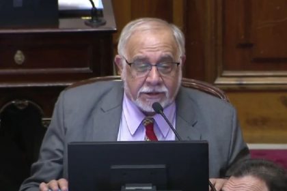 O senador sugeriu a venda de filhos durante sessão plenária no país (Imagem: Reprodução/YouTube)