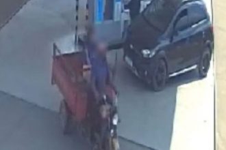 Momento em que o suspeito para em um posto de combustíveis com a vítima na carrocinha (Imagem: Divulgação/PC-AM)