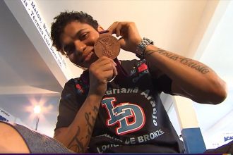 Adriana Araújo e a medalha de bronze: comprador a devolveu à atleta (Imagem: GE/YouTube)