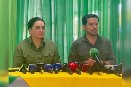 Maria do Carmo, vice na chapa, com Alberto Neto: ataques a adversários (Imagem: Facebook-/Rdeprodução)