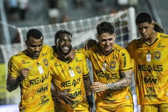 Luan Silva (de barba) marcou o gol da vitória do Amazonas FC (Foto: João Normando/AMFC)