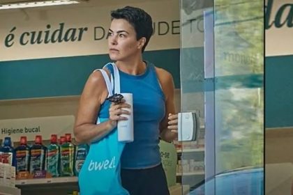 Ana Paula Arósio em cena de comercial de farmácia: reaparição na TV (Imagem: YouTube)