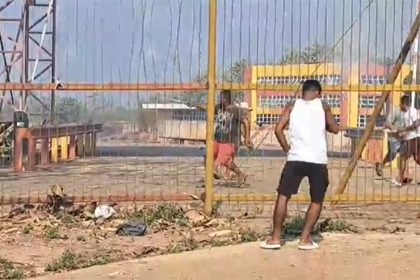 Garimpeiros usaram rojões contra agentes federais em Humaitá (Imagem: WhatsApp/Reprodução)