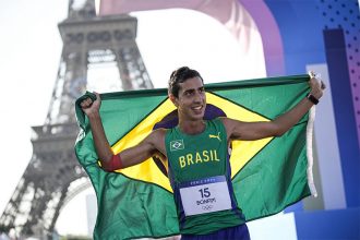 Caio Bonfim festeja com bandeira do Brasil o segundo lugar na marcha atlética (Foto: Alexandre Loureiro/COB)