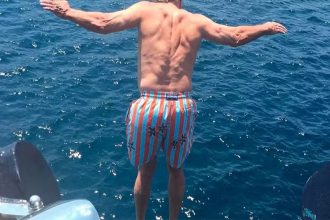 Roberto De Niro pula no mar de convés de iate (Imagem: Reprodução/Instagram/DrenaDeNiro)