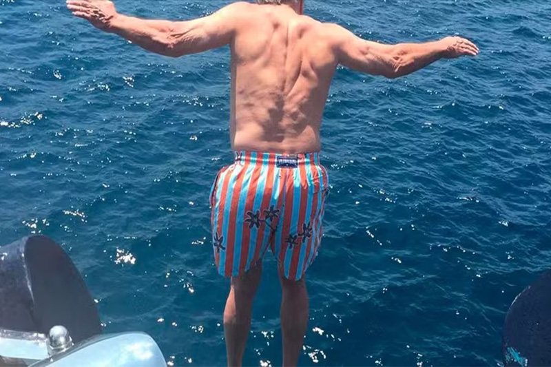 Roberto De Niro pula no mar de convés de iate (Imagem: Reprodução/Instagram/DrenaDeNiro)
