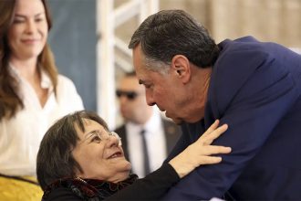 Barroso pede desculpas a Maria da Penha por omissão da Justiça (Foto: José Cruz/ABr)
