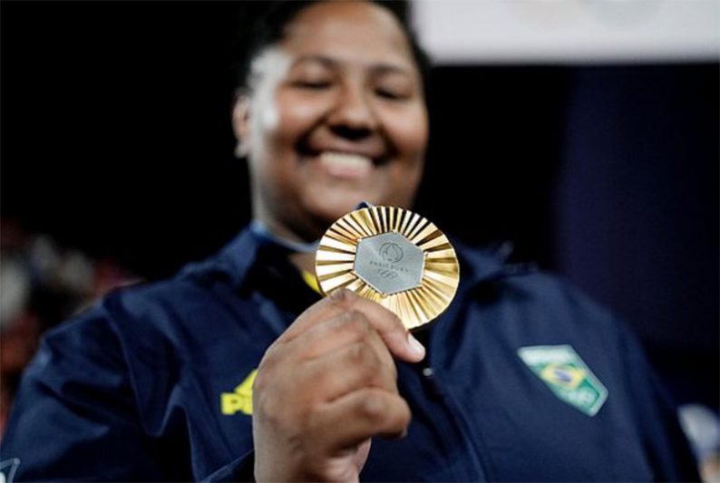 Bia Souza exibe a medalha de ouro, a primeira do Brasil nos Jogos Olmpicos de Paris (Foto: Alexandre Loureiro/COB)