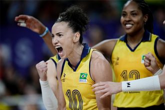 Jogadoras comemoram ponto em vitória do Brasil no vôlei (Foto: Alexandre Loureiro/COB)