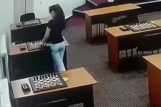 Câmeras de segurança registraram Amina Abakarova passando mercúrio em peças de xadrez (Imagem: Redes sociais)