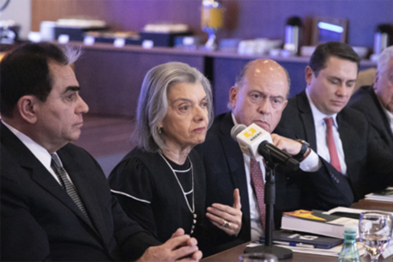 Cármen Lúcia em debate com donos de veículos de imprensa: defesa da democracia (Foto: Alberto Ruy/Secom/TSE)