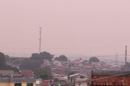 Fumaça encobre Manaus pelo quarto dia consecutivo: origem em grandes queimadas (Foto: Valter Calheiros/AM ATUAL)