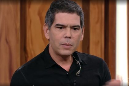 Dado Villa-Lobos ironizou impasse judicial sobre a marca Legião Urbana (Imagem: Globoplay/Reprodução)