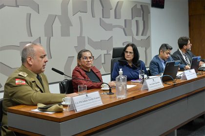 Debatedores em audiência sobre desaparecidos: defesa de esforço comum (Foto: Geraldo Magela | Agência Senado)