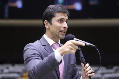 Deputado Duarte Júnior, relator do projeto, diminuiu valor do piso devido ao impacto na folha da Saúde (Foto: Mário Agra/Agência Câmara)