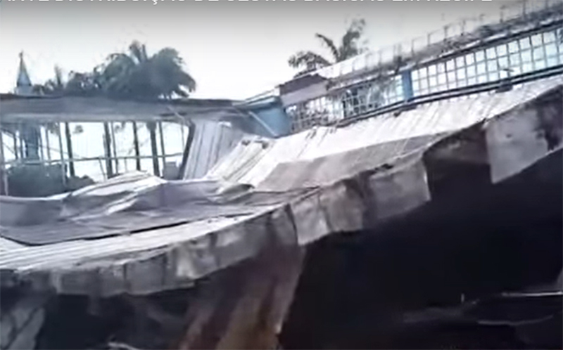Parte do telhado no chão; moradores ajudaram a resgatar feridos (Imagem: Redes Sociais)