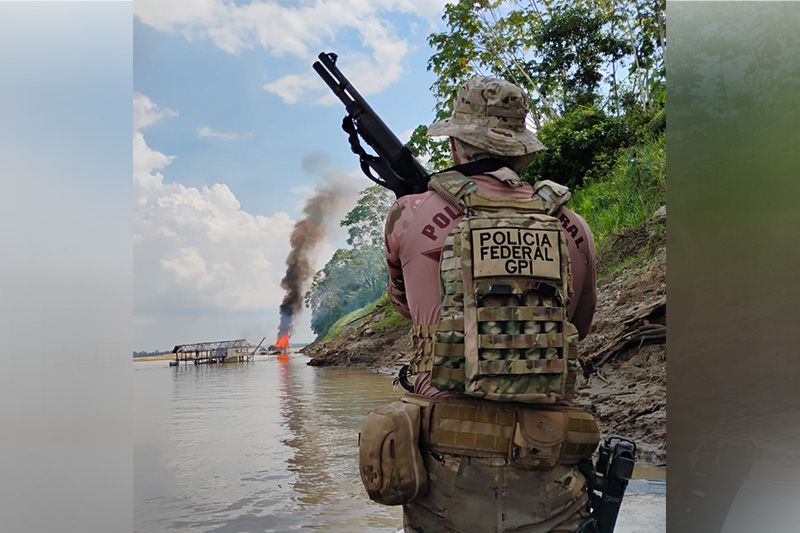 Garimpeiros entram em confronto com a PF em operação contra crimes ambientais no Amazonas