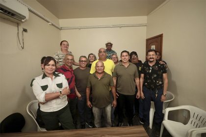 Marcelo Ramos com vigilantes: promessa de emprego nas empregos para a categoria (Foro: Rudá Marques/Assessoria)