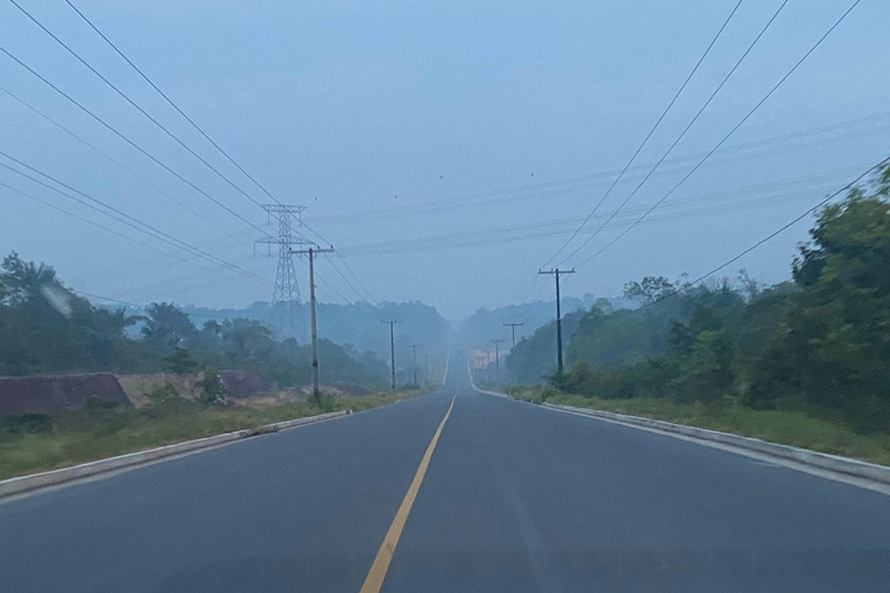 Trecho da rodovia AM-010, entre Rio Preto da Eva e Itacoatiara: nuvem de fumaça (Foto: Felipe Campinas/AM ATUAL)