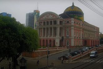 Teatro Amazonas na manhã desta segunda-feira: tempo escuro devido à fumaça (Imagem: AMZ Live/YouTube)