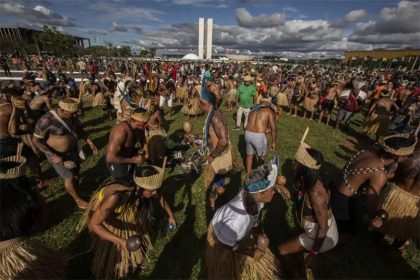Indígenas em manifestação contra o marco temporal em Brasília: fora da comissão de conciliação (Foto: Joédson Alves/ABr)