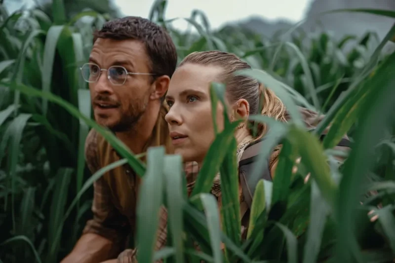 Scarlett Johansson e Jonathan Bailey em cena do novo Jurássic World (Imagem: Trailer)
