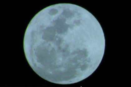 Superlua azul ocorre durante três dias e pode ser vista a olho nu (Imagem: Globoplay/YouTube)
