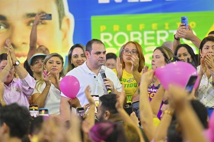 Roberto Cidade com mulheres em evento de campanha: promessa de auxílio social (Foto: Assessoria | Divulgação)