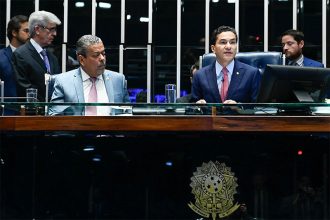 Sessão solene do Congresso que promulgou PEC da anistia dos partidos (Foto: Marcos Oliveira/ Agência Senado)