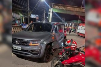 O carro do suspeito de ter atropelado e a motocicleta da vítima (Foto: Divulgação/redes sociais)