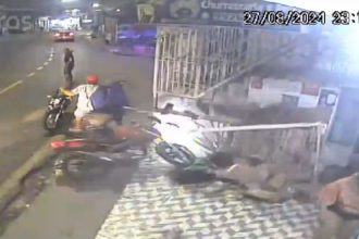 Momento em que o motociclista atinge as vítimas (Imagem: Reprodução/redes sociais)