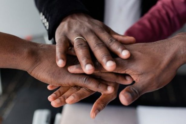 Significa também dizer que negros recebem por hora 40% a menos que os brancos (Foto: Divulgação/TSE)