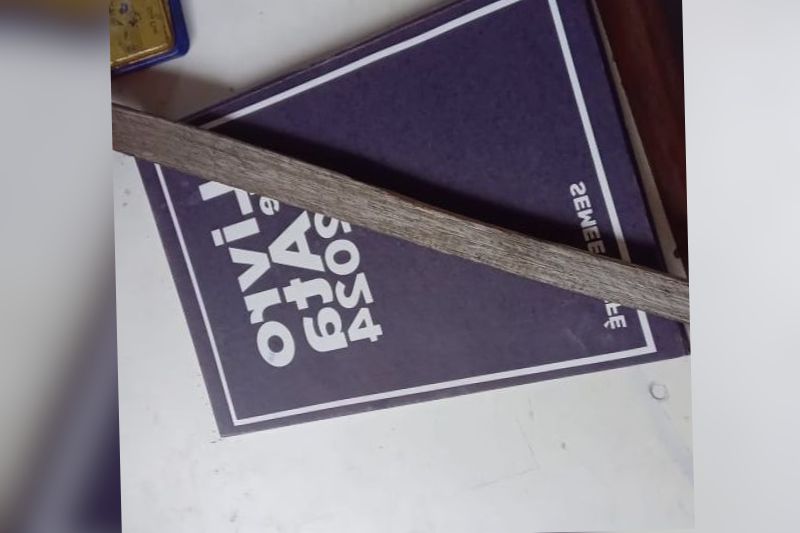 O pedaço de pau usado para castigar os alunos (Foto: PC-AM)