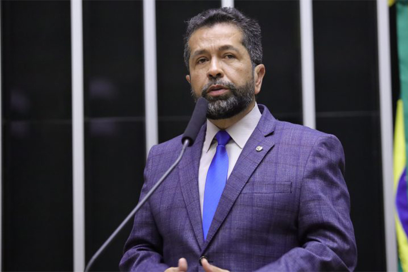 Deputado Henderson Pinto alega que na Amazônia mulheres viajam longas horas para fazer exame de mama (Foto: Mário Agra/Agência Câmara)