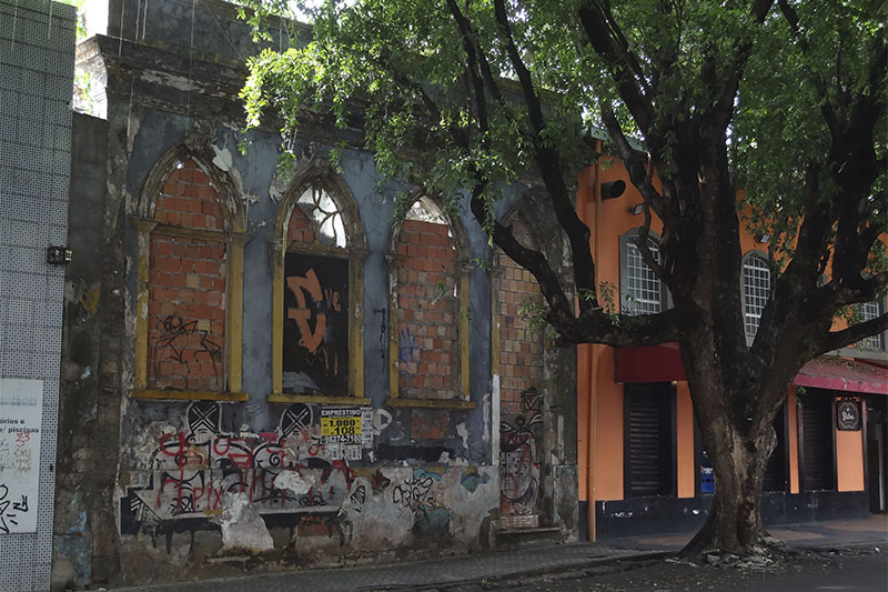 Um casaro em runas e outro preservado na Rua Silva Ramos: imagem da falta de maturidade poltica com patrimnio (Foto: Milton Almeida/AM ATUAL)