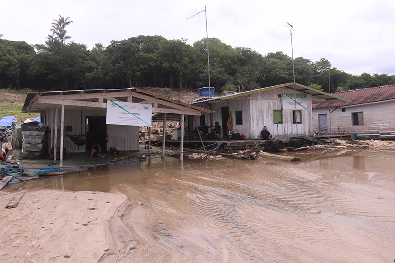 Flutuante Inpa ficou enterrado na areia com a seca do Rio Negro (Foto: Valter Calheiros/AM ATUAL)