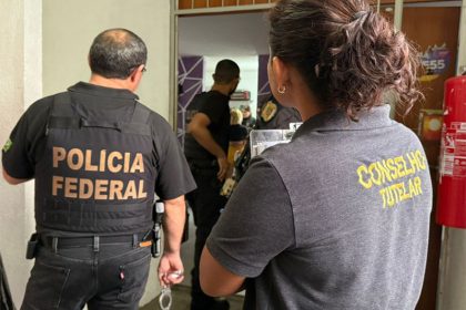 Agentes federais cumprem mandado de prisão na casa do suspeito: estupros e pornografia infantil (Foto: PF/Divulgação)