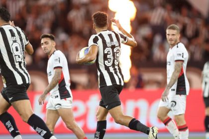Eduardo com a bola após marcar gol do Botafogo: tropeço em casa Foto: Vitor Silva/Botafogo FR)