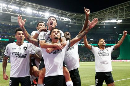 Gregore é abraçado na comemoração do primeiro gol do Botafogo na vitória sobre o Palmeiras (Foto: Vitor Silva/Botafogo FR)