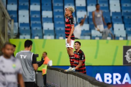 Matheus Gonçalves faz continência para torcida ao comemorar gol (Foto: Marcelo Cortes/CRF)
