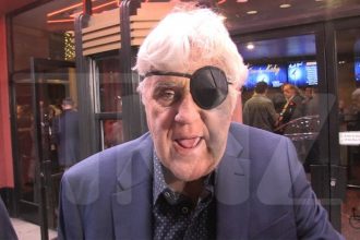 Jay Leno usou tapa-olho para esconder machucado em show stand-up (Foto: Instagram/Jayleno)