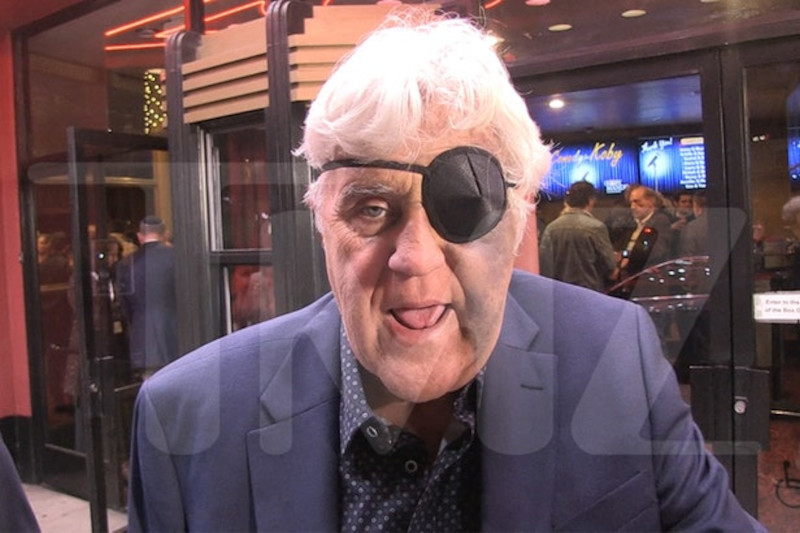 Jay Leno usou tapa-olho para esconder machucado em show stand-up (Foto: Instagram/Jayleno)