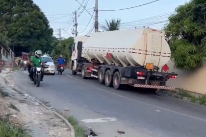 Tráfego de veículos pesados na ladeira na Rua Q.R gera risco a moradores (Imagem: Facebook/Reprodução)