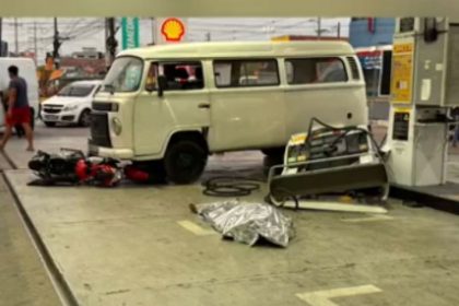 No acidente, a kombi bateu contra uma bomba de combustível e um motociclista (Imagem: Reprodução/redes sociais)