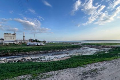 Orla do São Raimundo na seca em outubro de 2024 (Foto: Feifiane Ramos/ AM Atual)