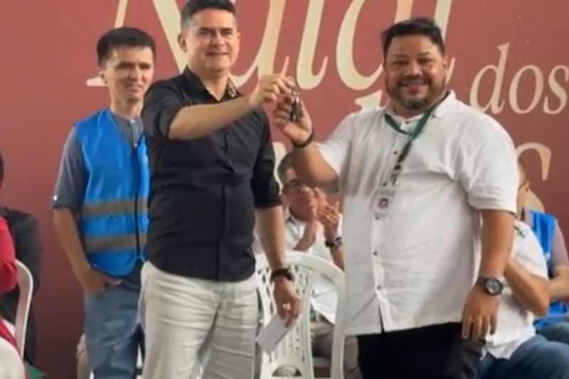 O presidente da Associação Amazonas Saúde Solidária, José Cláudio Rocha, recebeu as chaves de  um Chevrolet Onix, das mãos do prefeito (Imagem: Facebook/Reprodução 