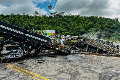 Ônibus pegou fogo e ficou completamente destruído (Foto: Corpo de Bombeiros Militar MG/Divulgação)
