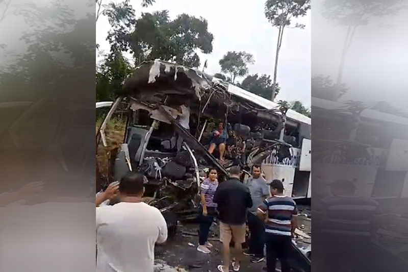 Passageiros ficaram presos nas ferragens do ônibus (Imagem: WhatsApp/Reprodução)