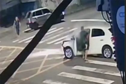 Momento da agressão a Paulo Onça em acidente de trânsito (Imagem: WhatsApp)