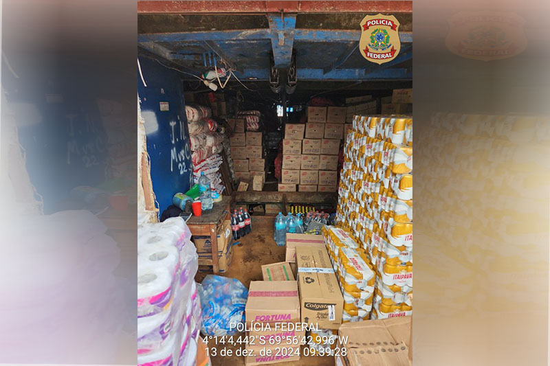 Mercadorias no barco peruano: PF encontrou caixas com munição (Foto: PF/Divulgação)